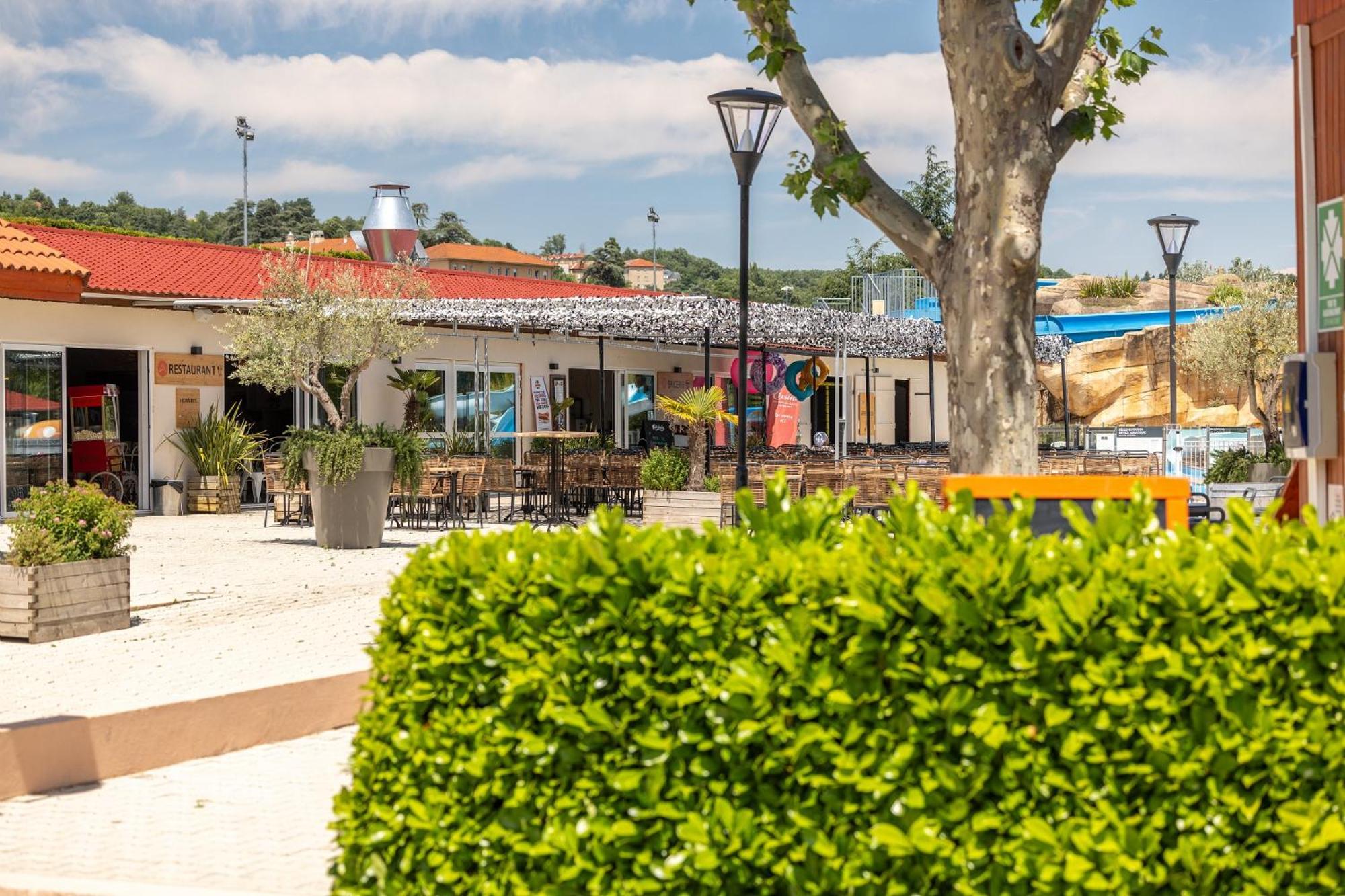 Camping Chateau De Galaure Chateauneuf-de-Galaure Екстериор снимка