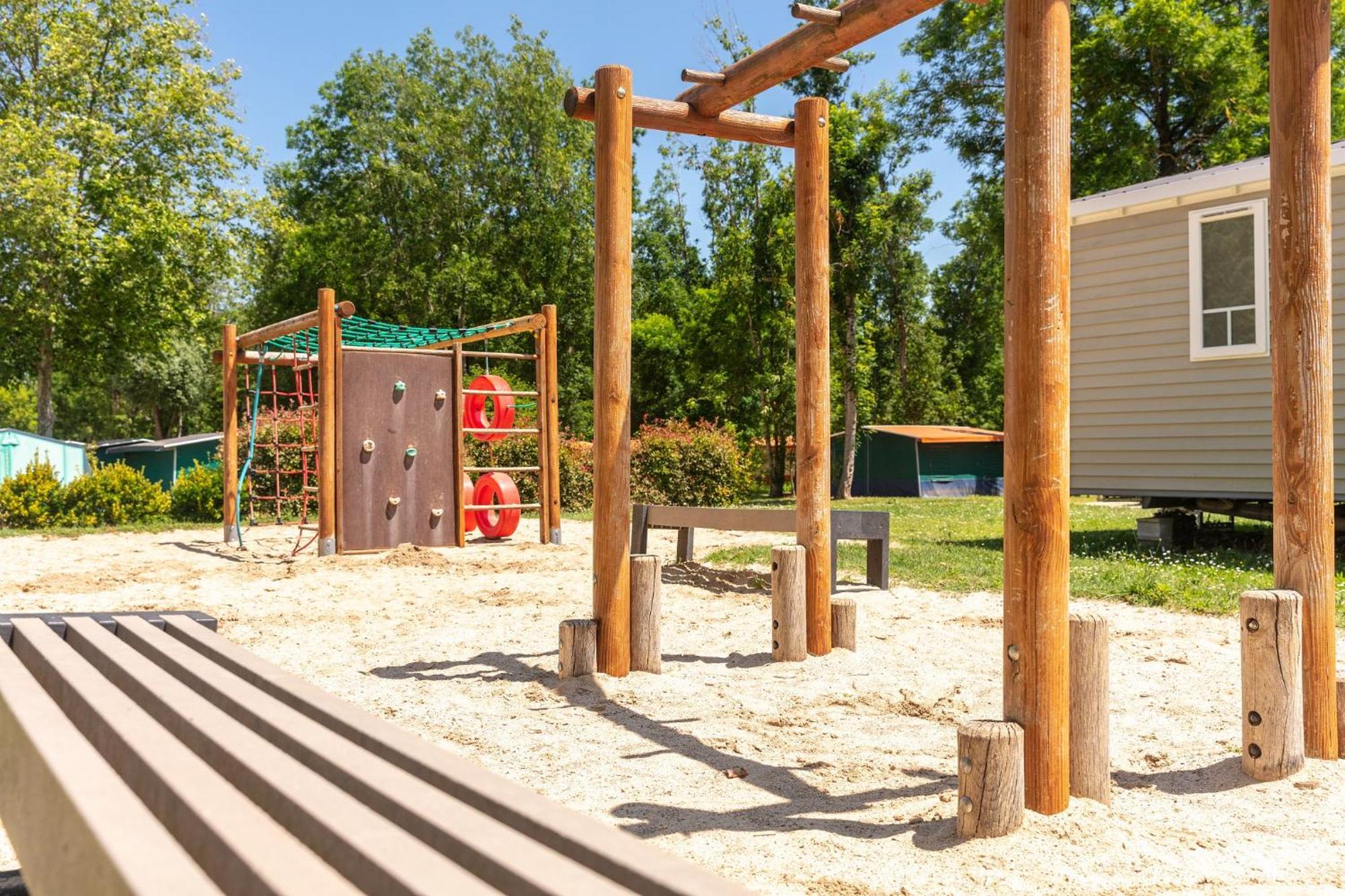 Camping Chateau De Galaure Chateauneuf-de-Galaure Екстериор снимка