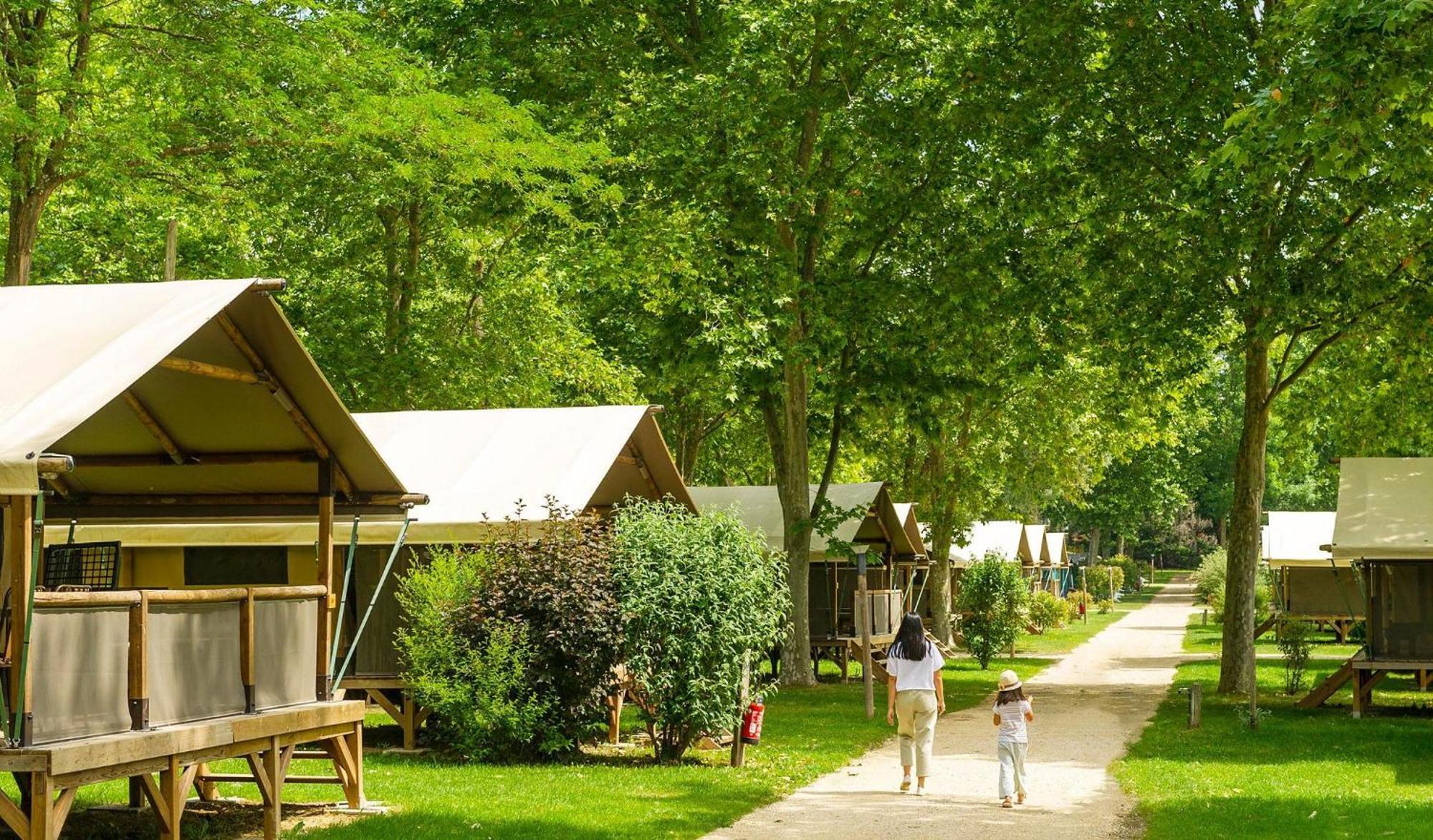 Camping Chateau De Galaure Chateauneuf-de-Galaure Екстериор снимка